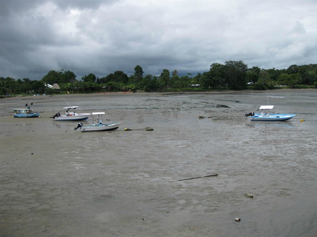 PUERTO JIMÉNEZ - enkele boten op het droge