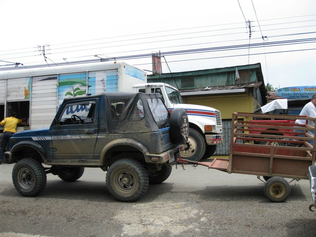 PUERTO JIMÉNEZ - een jeep met een wat kleine aanhanger