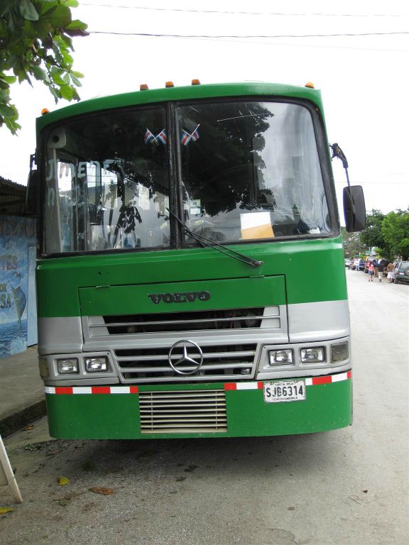 PUERTO JIMÉNEZ - een bus van het merk Volvo Mercedes