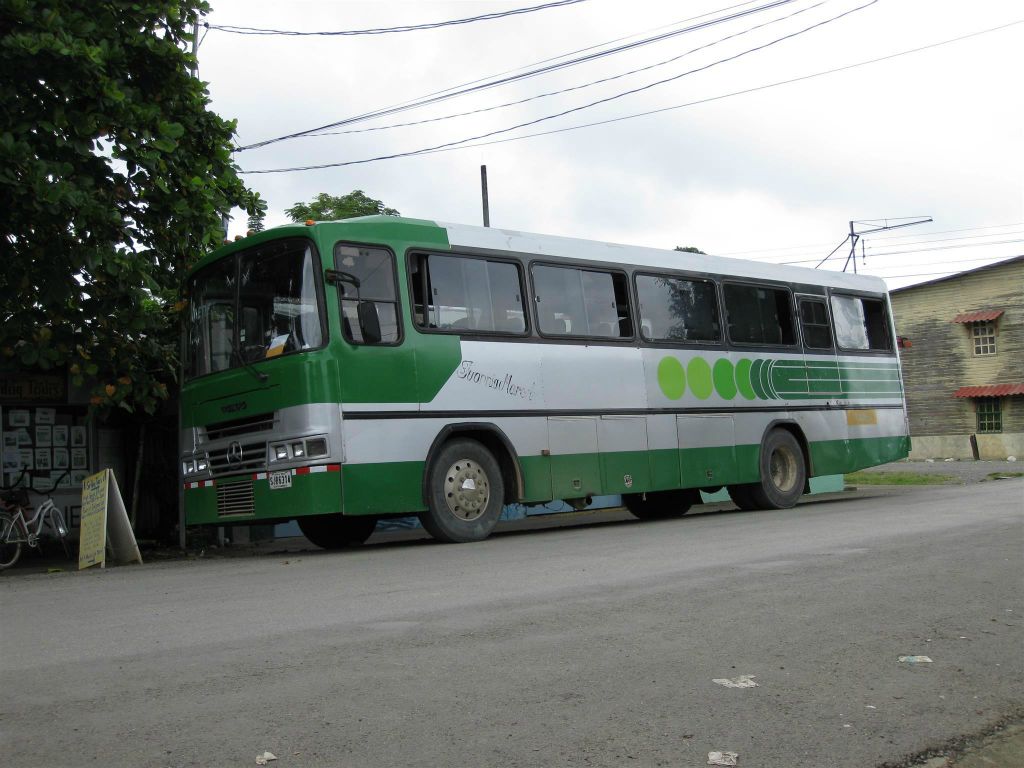 PUERTO JIMÉNEZ - een bus van het merk Volvo Mercedes