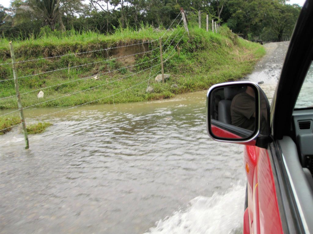 PUERTO JIMÉNEZ -> CORCOVADO NATIONAL PARK - onderweg met taxi jeeps door een rivier
