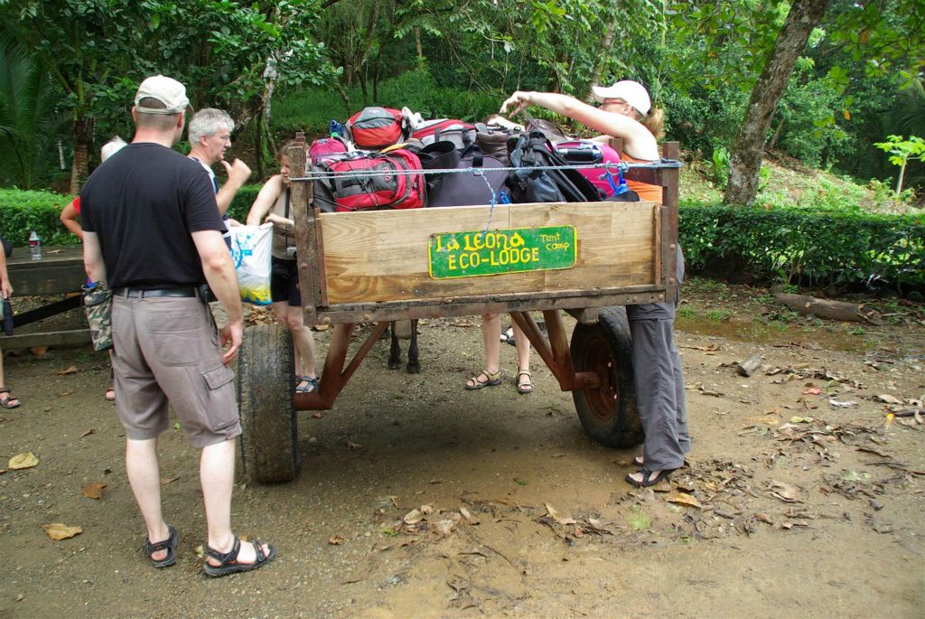 PUERTO JIMÉNEZ -> CORCOVADO NATIONAL PARK - de bagage op een kar