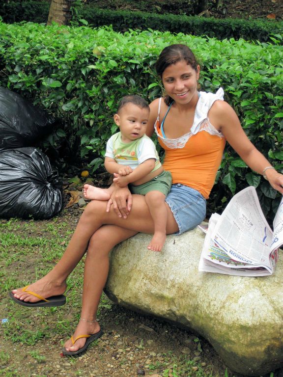 PUERTO JIMÉNEZ -> CORCOVADO NATIONAL PARK - een vrouw met kind