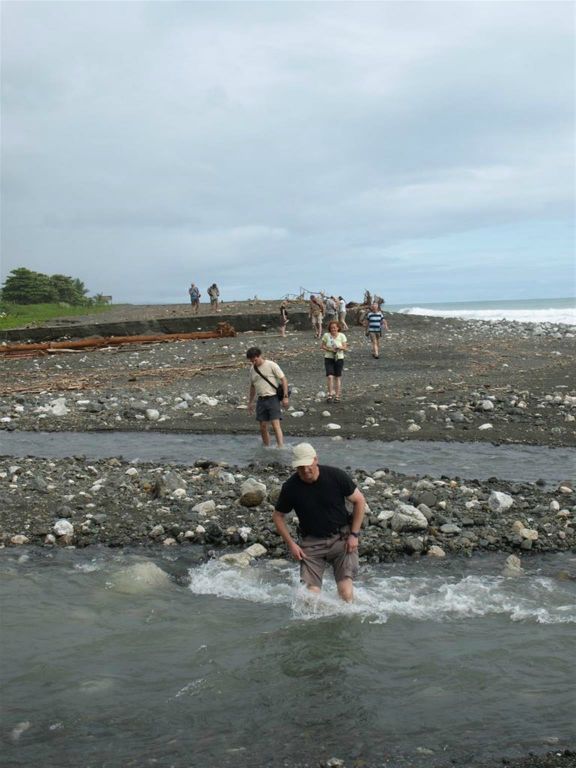 PUERTO JIMÉNEZ -> CORCOVADO NATIONAL PARK - Carlos en groepsgenoten bij de rivieroversteek