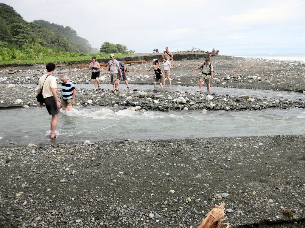 PUERTO JIMÉNEZ -> CORCOVADO NATIONAL PARK - groepsgenoten bij de rivieroversteek