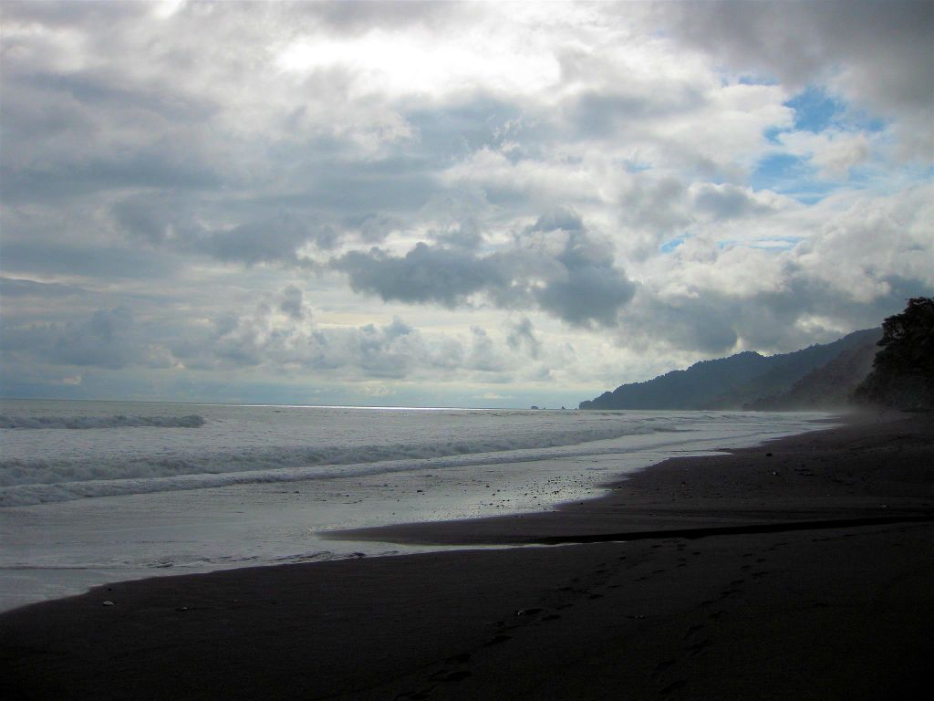 CORCOVADO NATIONAL PARK - het strand en de zee bij onze lodge