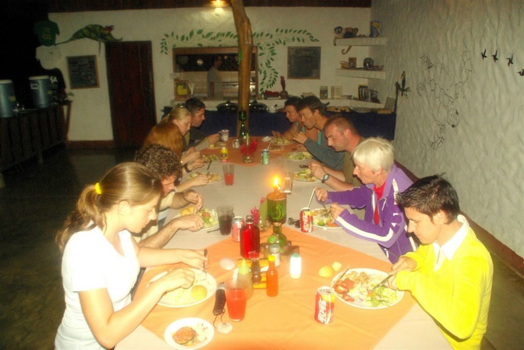 CORCOVADO NATIONAL PARK - Carlos en groepsgenoten aan het eten
