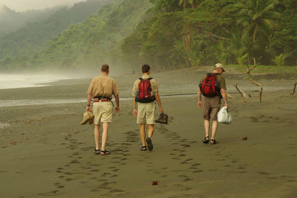 CORCOVADO NATIONAL PARK - Carlos en groepsgenoten op het strand