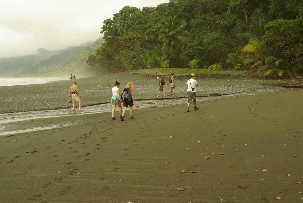 CORCOVADO NATIONAL PARK - Carlos en groepsgenoten op het strand