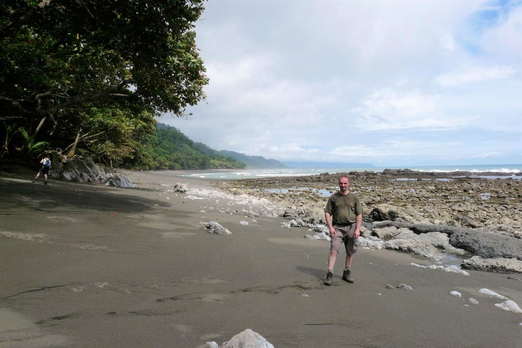 CORCOVADO NATIONAL PARK - Carlos op een strand