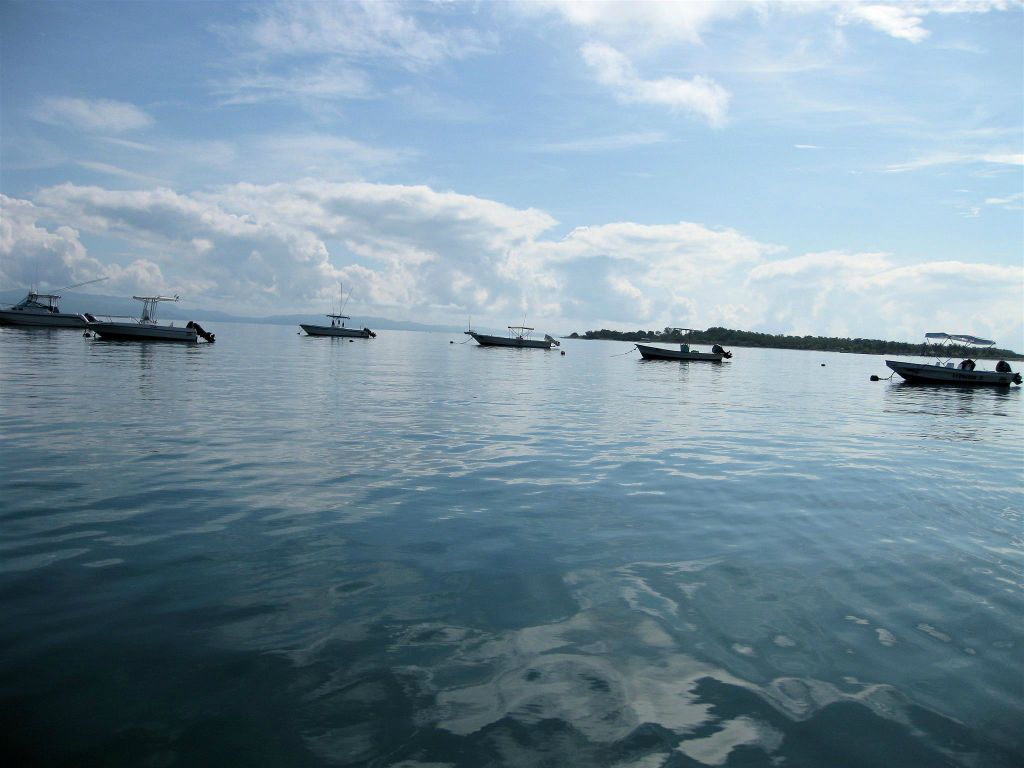 PUERTO JIMÉNEZ - enkele boten in de zee