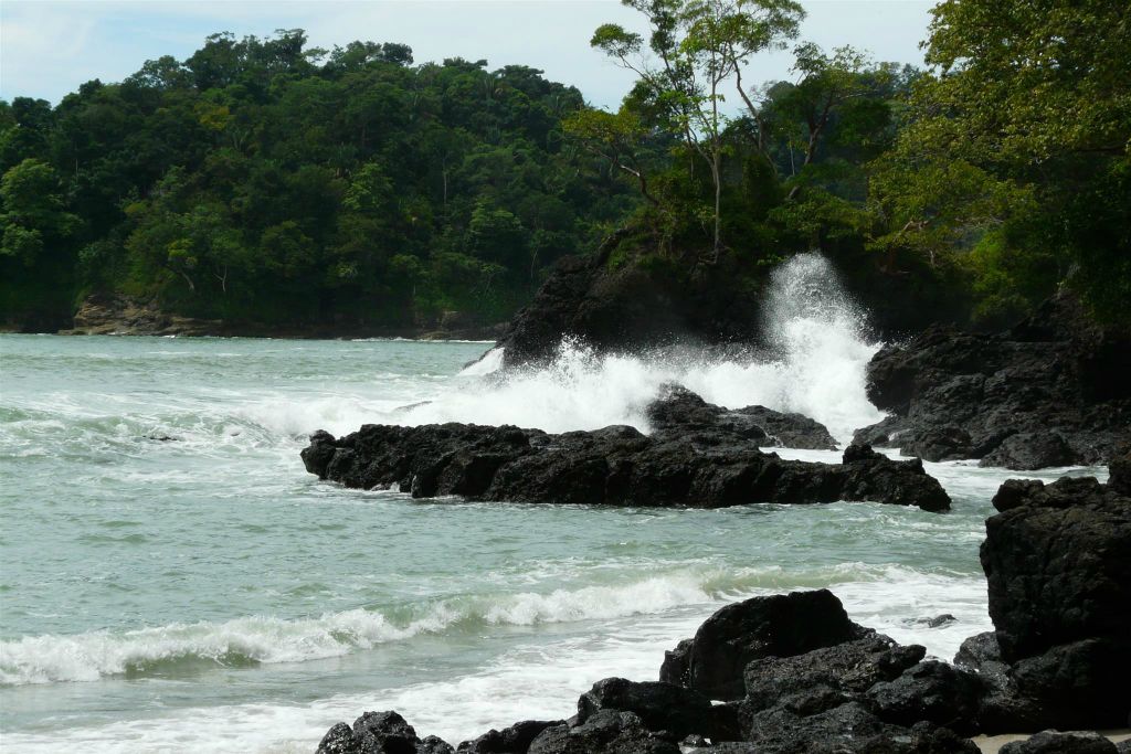 QUEPOS (MANUEL ANTONIO PARK) - de zee beukt op de rotsen