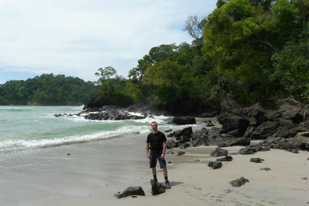QUEPOS (MANUEL ANTONIO PARK) - Carlos op het strand