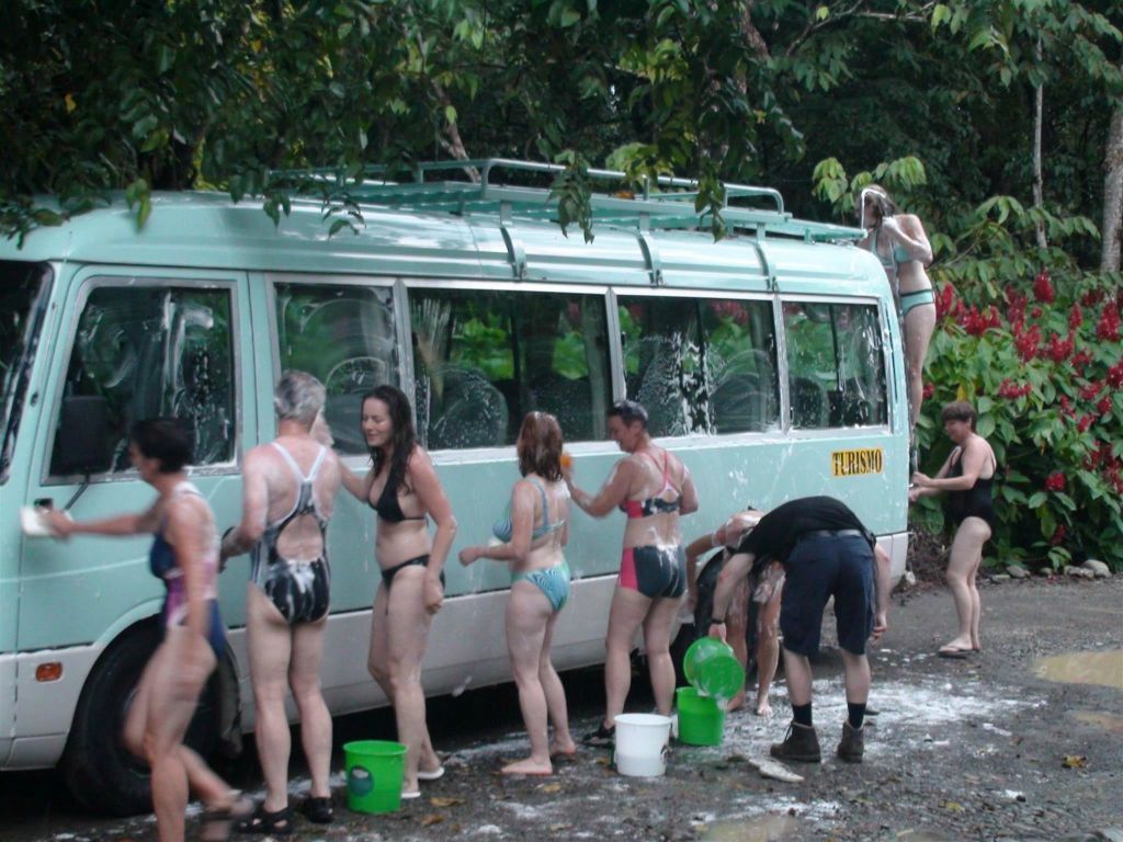 QUEPOS - de dames die als afscheid van Luis onze buschauffeur de bus wassen en oa Carlos zorgt voor water