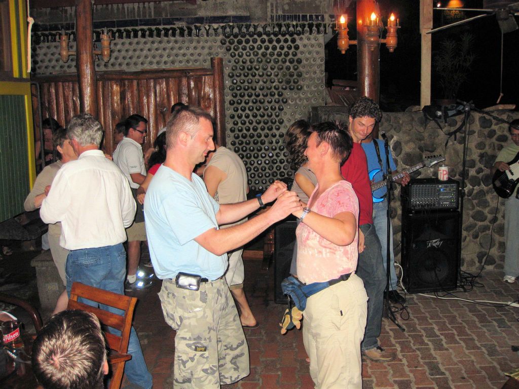 QUEPOS - Carlos en groepsgenoten dansen bij een gril/barbeque restaurant