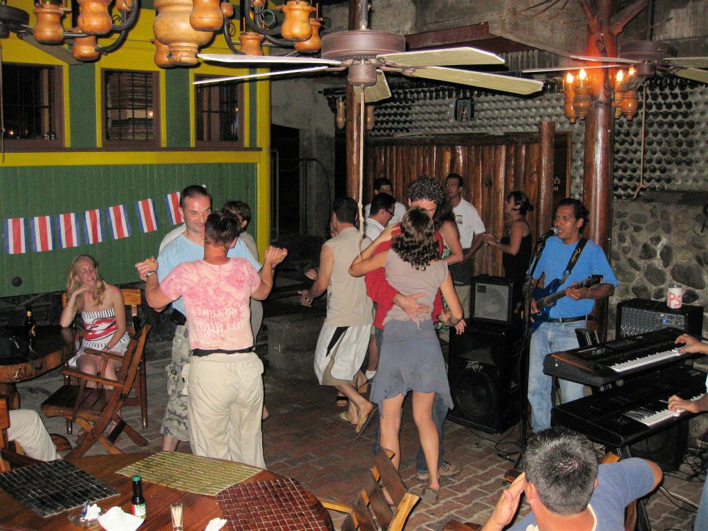 QUEPOS - Carlos en groepsgenoten dansen bij een gril/barbeque restaurant