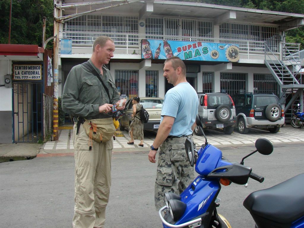 QUEPOS - Marc en Carlos in het dorp