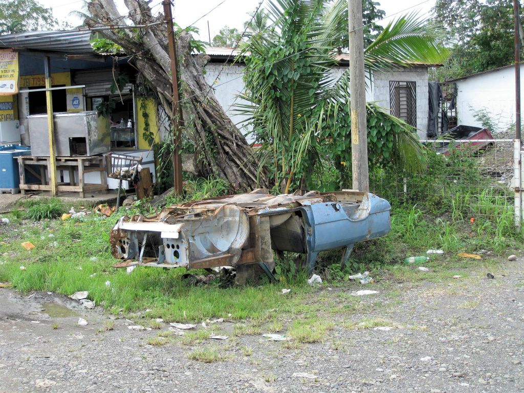 QUEPOS -> SAN JOSÉ - een auto wrak