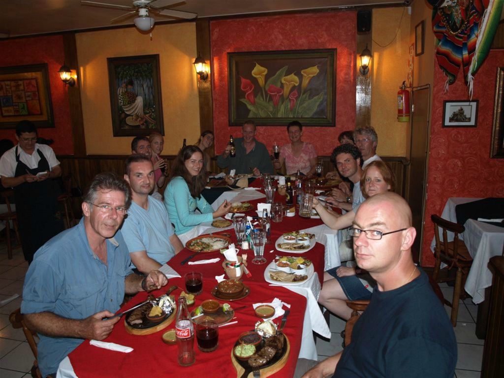 SAN JOSÉ - Carlos en groepsgenoten in een Mexicaans restaurant
