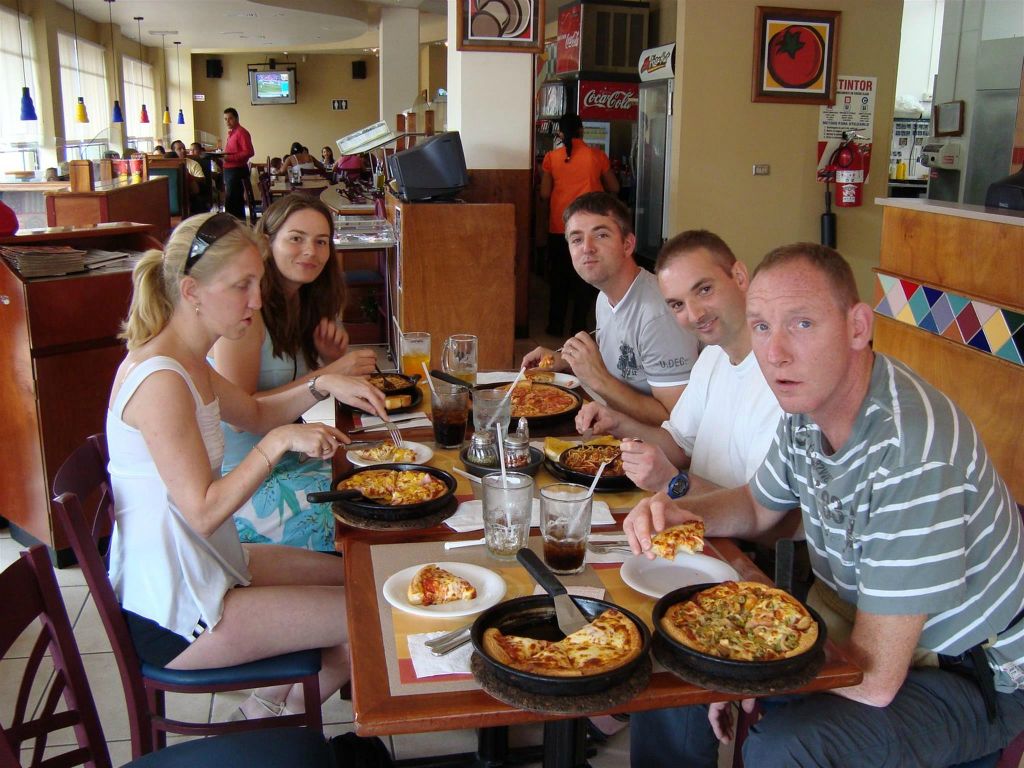 LIBERIA - Carlos en groepsgenoten eten pizza bij de Pizzahut