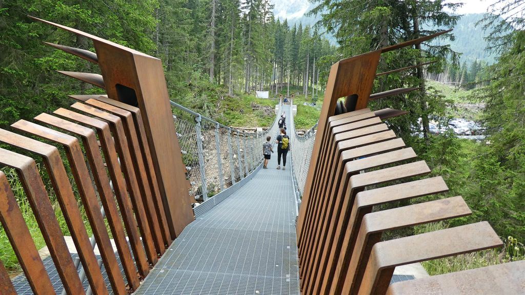 CALDONAZZO - een hangbrug bij het meer van Caldonazzo