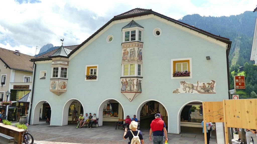 ORTISEI - een gebouw