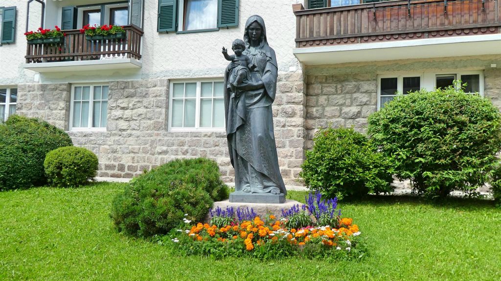 ORTISEI - een standbeeld