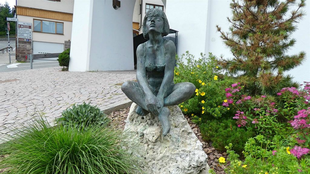 ORTISEI - een standbeeld