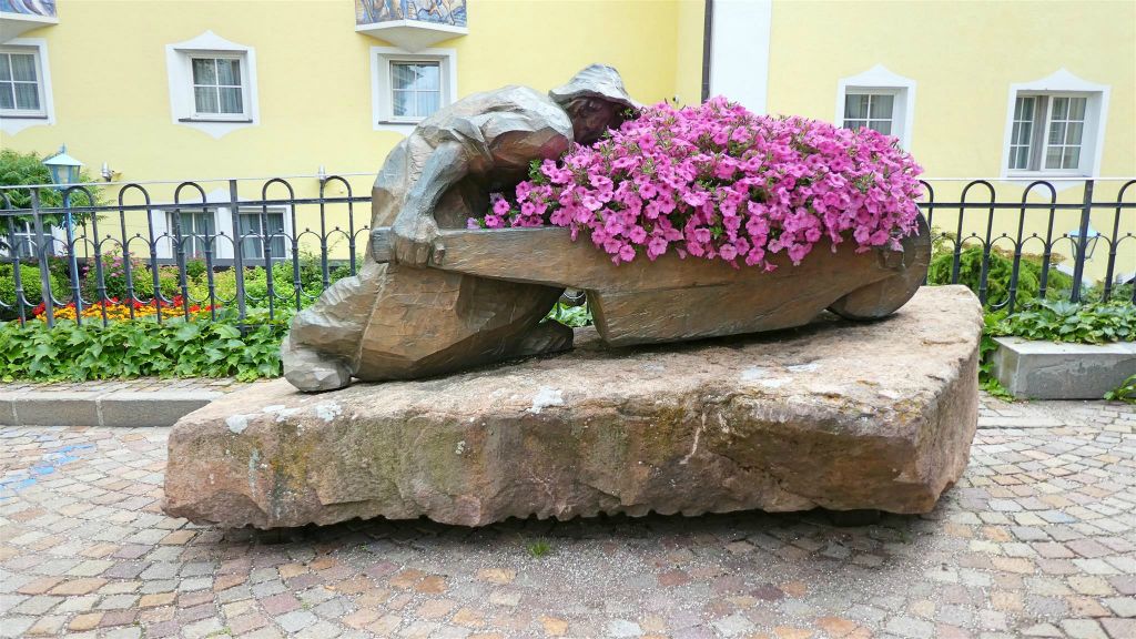 ORTISEI - een standbeeld