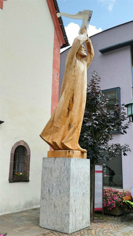 ORTISEI - een beeld bij de Sint-Antoniuskapel