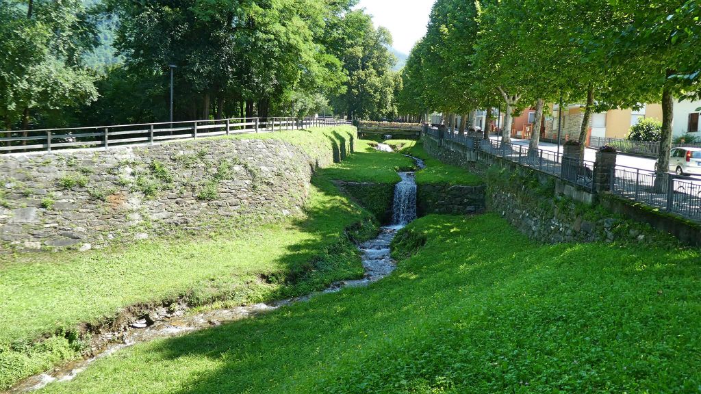 LEVICO TERME - een beek in het centrum