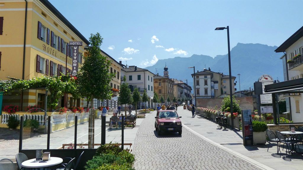 LEVICO TERME - de straat Via Dante Alighieri