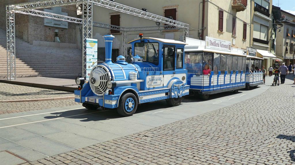 LEVICO TERME - een toeristen trein
