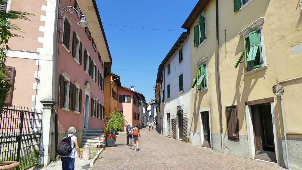 LEVICO TERME - een straat