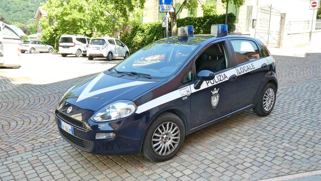 LEVICO TERME - een politieauto