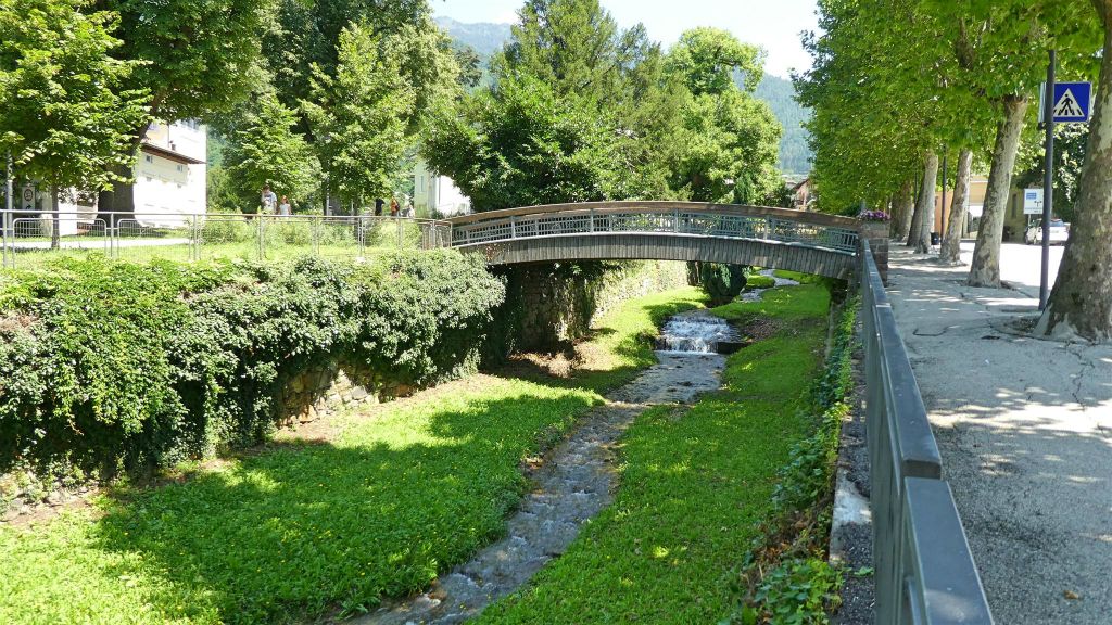 LEVICO TERME - een beek in het centrum