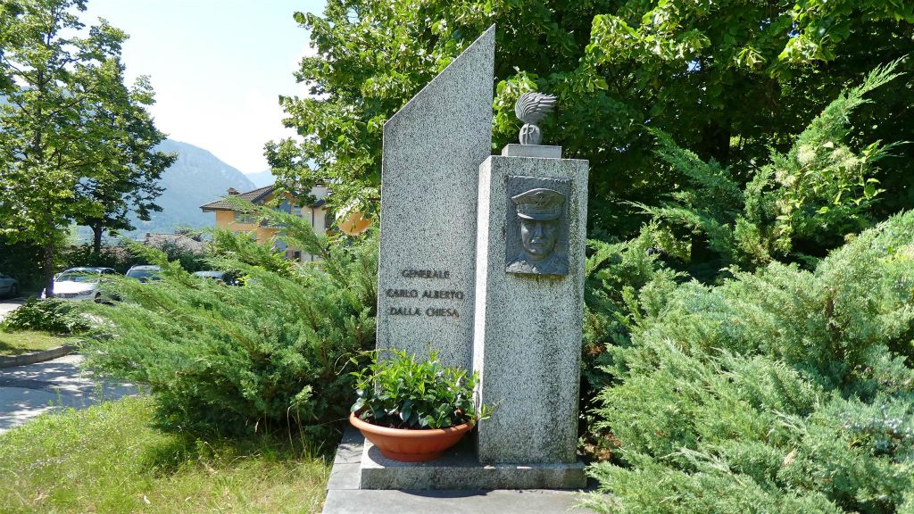 LEVICO TERME - een standbeeld ter ere van generaal van de Italiaanse carabinieri Carlo Alberto dalla Chiesa (1920-1982)