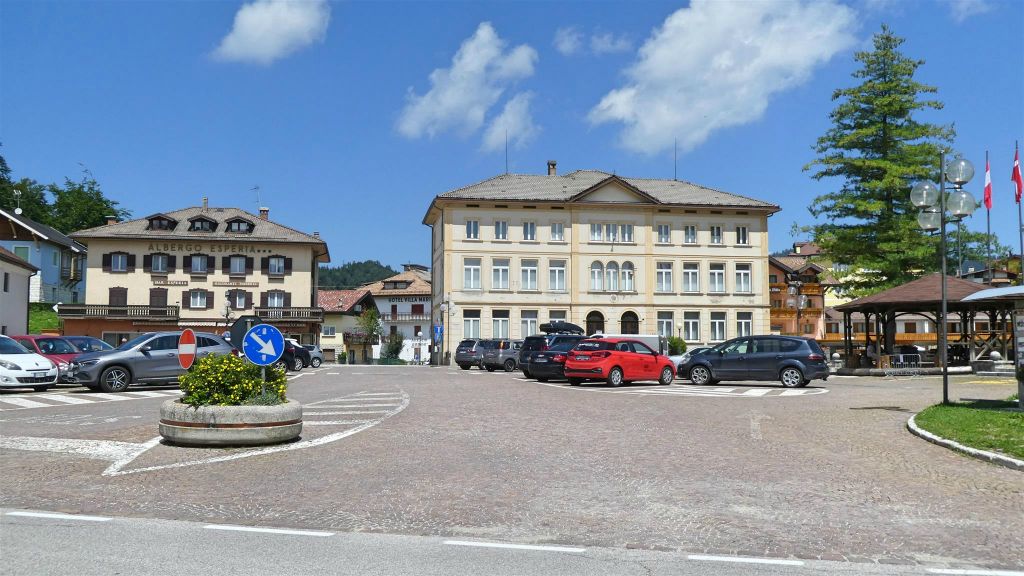 CHIESA - het dorpsplein