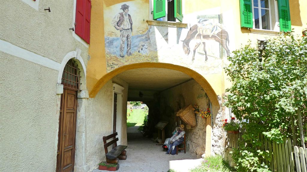 CHIESA - een steeg