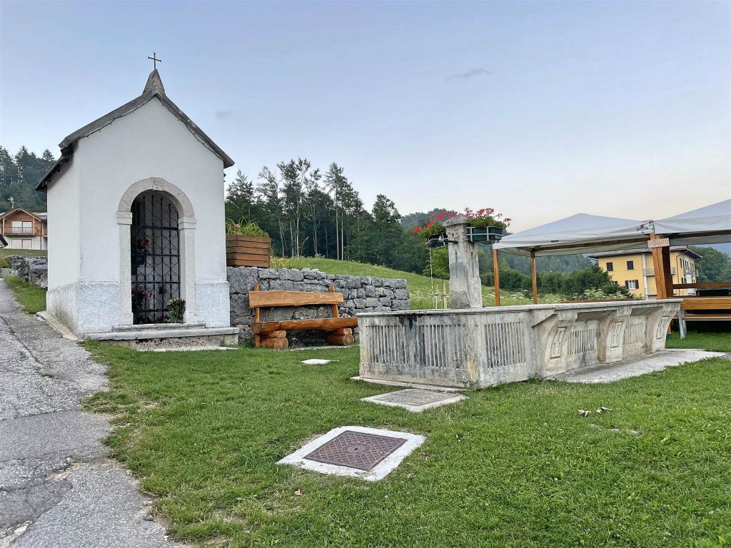 LANZINO - de Madonna kapel en een fontein
