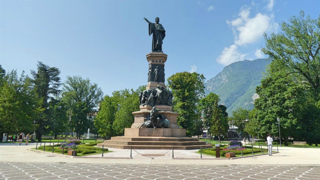 TRENTO - het Dante-monument in het openbare park