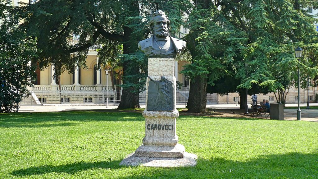 TRENTO - een standbeeld ter ere van de Italiaanse dichter Giosuè Carducci (1835-1907)