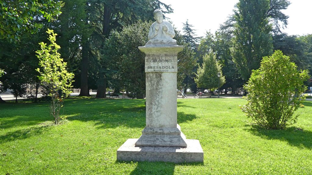 TRENTO - een standbeeld ter ere van de Italiaanse bioloog Giacomo Bresadola (1847-1929)