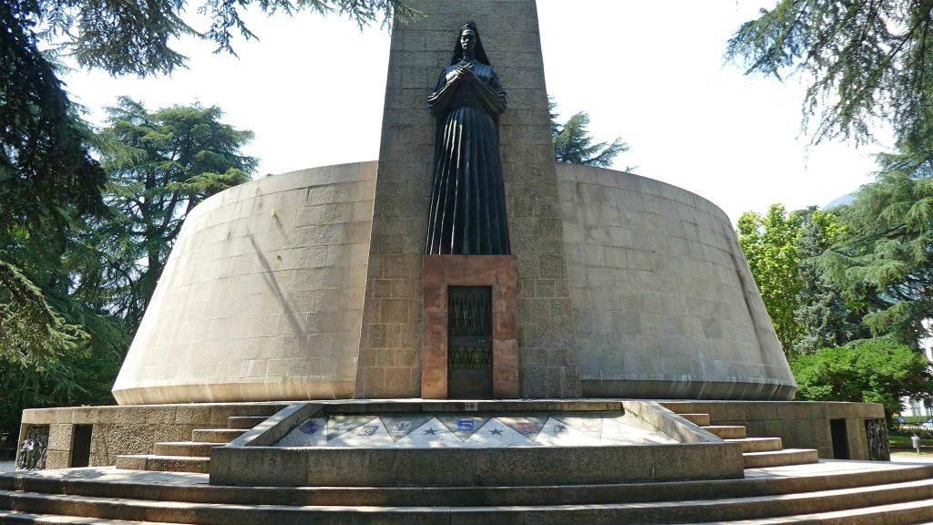 TRENTO - het Gasperi monument in het park Piazza Venezia