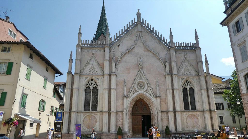 TRENTO - de kerk van de heiligen Peter en Paul