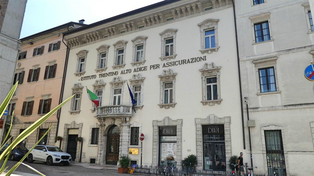 TRENTO - een gebouw van een verzekeringsmaatschappij