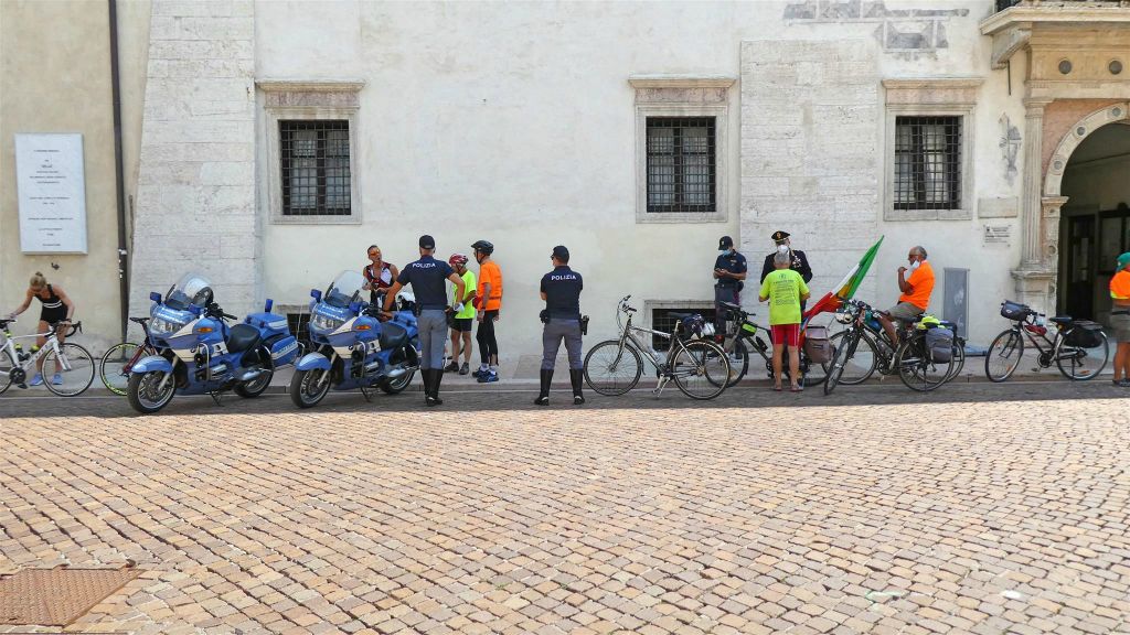 TRENTO - enkele politie agenten en fietsers