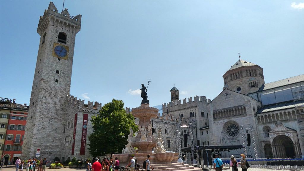 TRENTO - het Pretorio paleis aan het plein Piazza del Duomo