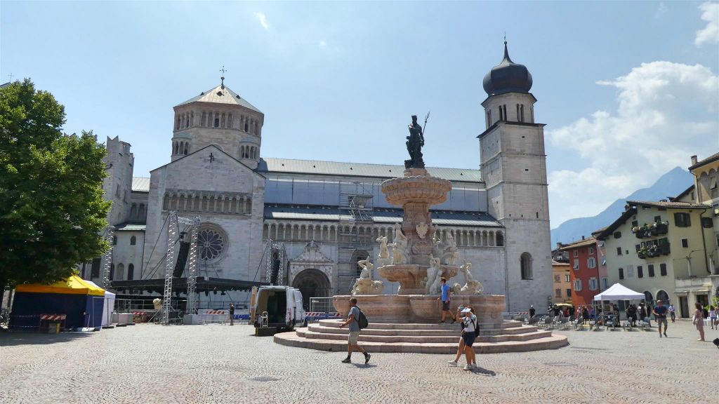 TRENTO - de kathedraal van San Vigilio aan het plein Piazza del Duomo