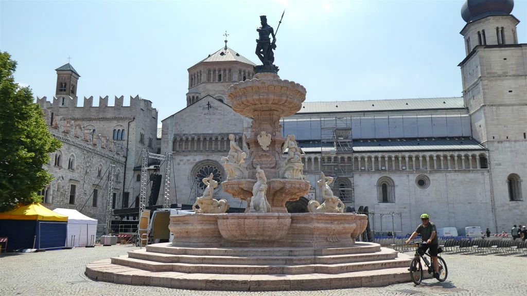 TRENTO - de Neptunusfontein op het plein Piazza del Duomo